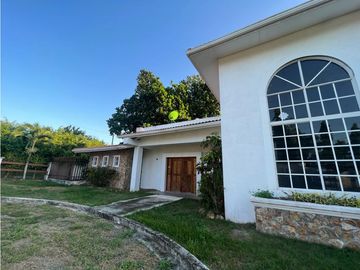 CASA DE CAMPO / HACIENDA VALLE SANTA CATALINA / 1156m2 / ESQUINA / YG