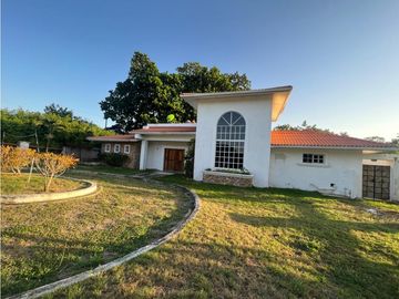 CASA DE CAMPO / HACIENDA VALLE SANTA CATALINA / 1156m2 / ESQUINA / YG