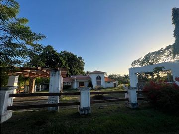 CASA DE CAMPO / HACIENDA VALLE SANTA CATALINA / 1156m2 / ESQUINA / YG