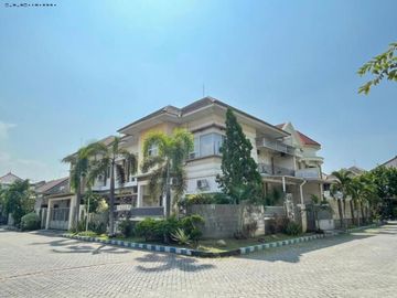 RUMAH MEWAH PONDOK MUTIARA REGENCY, SIDOARJO Hadap Selatan-Timur (Hook)