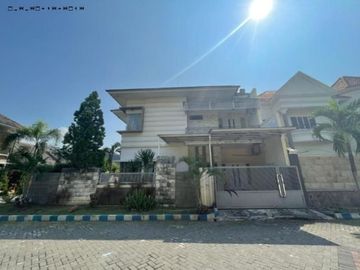 RUMAH MEWAH PONDOK MUTIARA REGENCY, SIDOARJO Hadap Selatan-Timur (Hook)