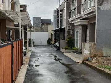 Rumah cantik 2 lantai 1, 75 m di ciganjur jakarta selatan