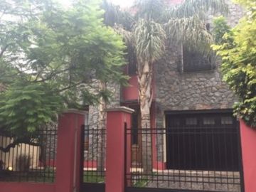VENTA: Amplia Casa En Bernal Centro