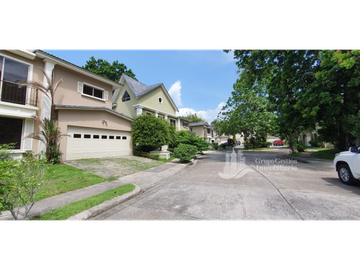 VENDO O ALQUILO CASA 400MTS2 EN CLAYTON, EMBASSY GARDEN