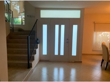 VENDO O ALQUILO CASA 400MTS2 EN CLAYTON, EMBASSY GARDEN