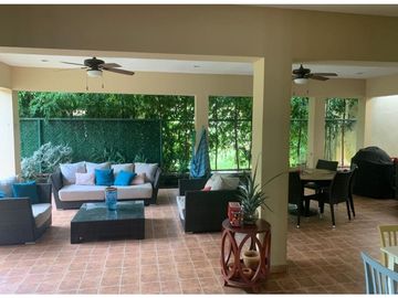 VENDO O ALQUILO CASA 400MTS2 EN CLAYTON, EMBASSY GARDEN