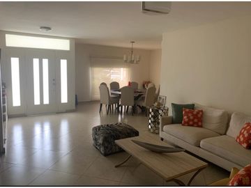 VENDO O ALQUILO CASA 400MTS2 EN CLAYTON, EMBASSY GARDEN