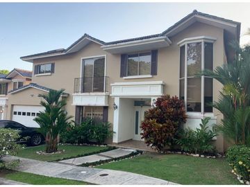 VENDO O ALQUILO CASA 400MTS2 EN CLAYTON, EMBASSY GARDEN