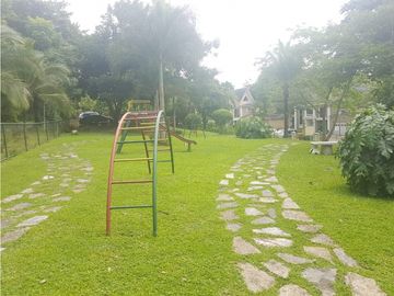 VENDO O ALQUILO CASA 400MTS2 EN CLAYTON, EMBASSY GARDEN