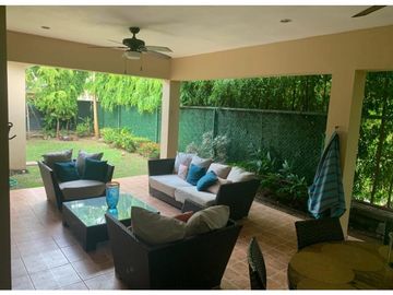 VENDO O ALQUILO CASA 400MTS2 EN CLAYTON, EMBASSY GARDEN
