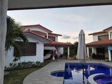 VENDO TERRENO CON DOS CASAS EN PUNTA BARCO VIEJO