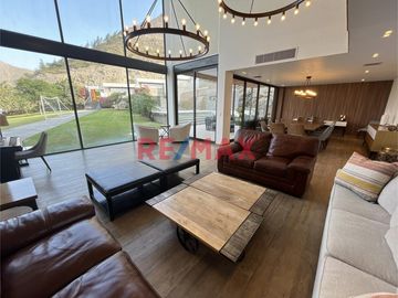 🌿 CASA DE LUJO EN CONDOMINIO LA QUEBRADA – CIENEGUILLA

💲 Precio: $2,325,000 | 🏡 Terreno: 2,492.85 m² | 🧱 Construcción: 855.73 m² | 📆 Antigüedad: 6