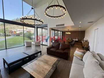 🌿 CASA DE LUJO EN CONDOMINIO LA QUEBRADA – CIENEGUILLA

💲 Precio: $2,325,000 | 🏡 Terreno: 2,492.85 m² | 🧱 Construcción: 855.73 m² | 📆 Antigüedad: 6