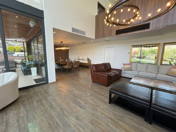 🌿 CASA DE LUJO EN CONDOMINIO LA QUEBRADA – CIENEGUILLA

💲 Precio: $2,325,000 | 🏡 Terreno: 2,492.85 m² | 🧱 Construcción: 855.73 m² | 📆 Antigüedad: 6
