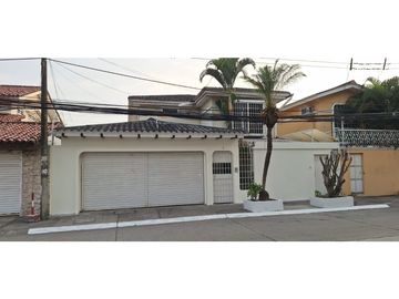 VENDO HERMOSA CASA EN NUEVA KENNEDY