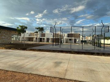 CASA EN VENTA EN TEMOZON NORTE, CON AMENIDADES EN PRIVADA, MERIDA