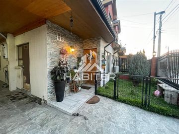 Casa en venta de 3 dorm. en Curicó(40032)