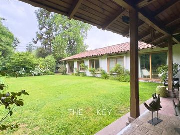 Casa en venta de 3 dorm. en Lo Barnechea
