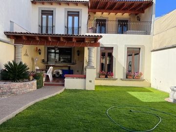 Hermosa Casa en Milenio III, Estilo Californiano Mexicano, Calle Abierta, Jardín