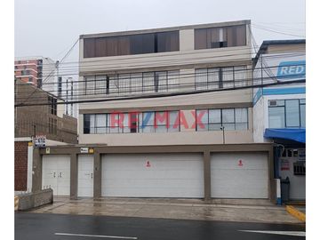 ¡Vive cerca de todo! Este cómodo y bien distribuido departamento remodelado de 102.64 m² se encuentra en una ubicación estratégica: 
A unas cuadras d
