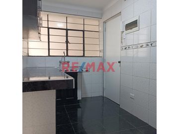 ¡Vive cerca de todo! Este cómodo y bien distribuido departamento remodelado de 102.64 m² se encuentra en una ubicación estratégica: 
A unas cuadras d