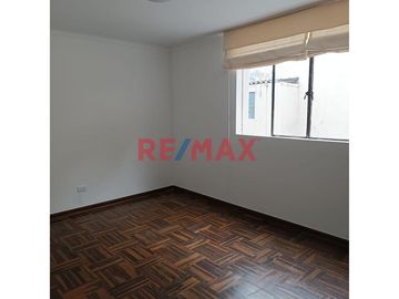 ¡Vive cerca de todo! Este cómodo y bien distribuido departamento remodelado de 102.64 m² se encuentra en una ubicación estratégica: 
A unas cuadras d