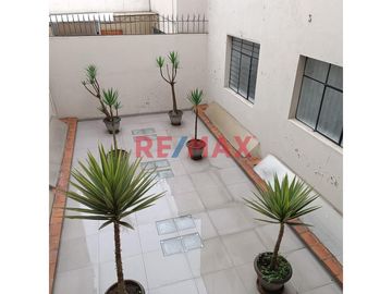 ¡Vive cerca de todo! Este cómodo y bien distribuido departamento remodelado de 102.64 m² se encuentra en una ubicación estratégica: 
A unas cuadras d