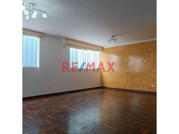 ¡Vive cerca de todo! Este cómodo y bien distribuido departamento remodelado de 102.64 m² se encuentra en una ubicación estratégica: 
A unas cuadras d