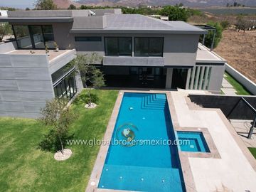 Lujosa Casa en Venta en Santa Sofia Country Club, El Arenal, Jalisco