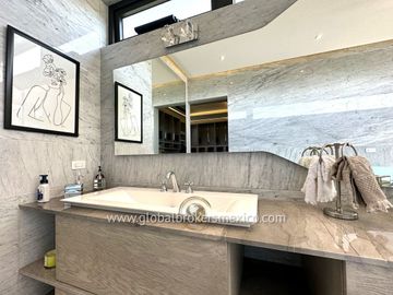 Lujosa Casa en Venta en Santa Sofia Country Club, El Arenal, Jalisco