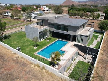 Lujosa Casa en Venta en Santa Sofia Country Club, El Arenal, Jalisco