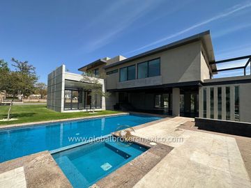 Lujosa Casa en Venta en Santa Sofia Country Club, El Arenal, Jalisco