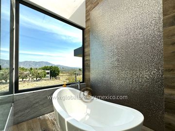 Lujosa Casa en Venta en Santa Sofia Country Club, El Arenal, Jalisco