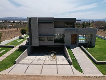 Lujosa Casa en Venta en Santa Sofia Country Club, El Arenal, Jalisco