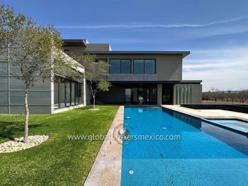 Lujosa Casa en Venta en Santa Sofia Country Club, El Arenal, Jalisco