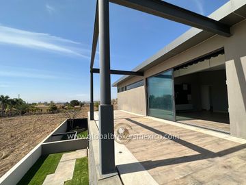 Lujosa Casa en Venta en Santa Sofia Country Club, El Arenal, Jalisco