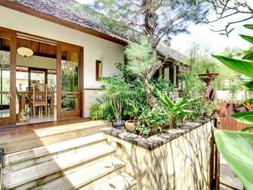 VILLA CANTIK JIMBARAN TANAH LUAS 9 ARE