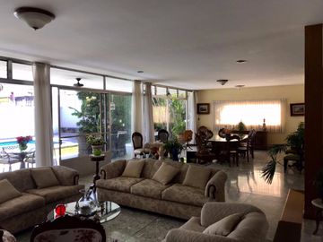 Uso comercial 2 frentes 5 locales rentados