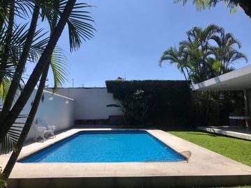 Uso comercial 2 frentes 5 locales rentados