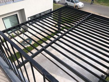 Casa de 5 ambientes   escritorio con cochera en venta en Puertos del Lago - Araucarias -  Escobar