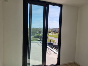 Casa de 5 ambientes   escritorio con cochera en venta en Puertos del Lago - Araucarias -  Escobar