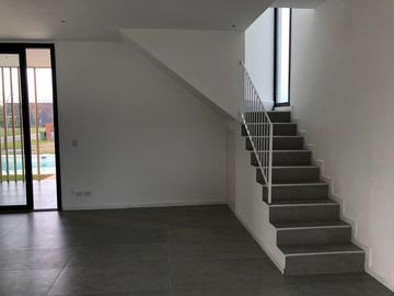 Casa de 5 ambientes   escritorio con cochera en venta en Puertos del Lago - Araucarias -  Escobar