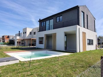 Casa de 5 ambientes   escritorio con cochera en venta en Puertos del Lago - Araucarias -  Escobar