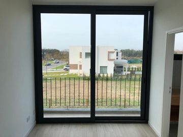 Casa de 5 ambientes   escritorio con cochera en venta en Puertos del Lago - Araucarias -  Escobar
