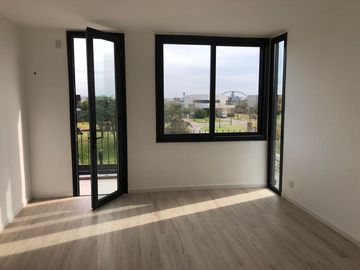 Casa de 5 ambientes   escritorio con cochera en venta en Puertos del Lago - Araucarias -  Escobar