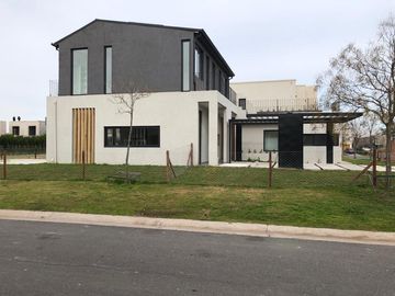 Casa de 5 ambientes   escritorio con cochera en venta en Puertos del Lago - Araucarias -  Escobar