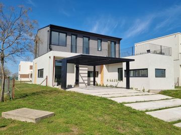 Casa de 5 ambientes   escritorio con cochera en venta en Puertos del Lago - Araucarias -  Escobar