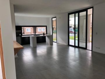 Casa de 5 ambientes   escritorio con cochera en venta en Puertos del Lago - Araucarias -  Escobar