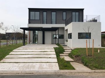 Casa de 5 ambientes   escritorio con cochera en venta en Puertos del Lago - Araucarias -  Escobar