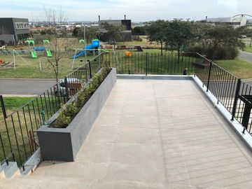 Casa de 5 ambientes   escritorio con cochera en venta en Puertos del Lago - Araucarias -  Escobar